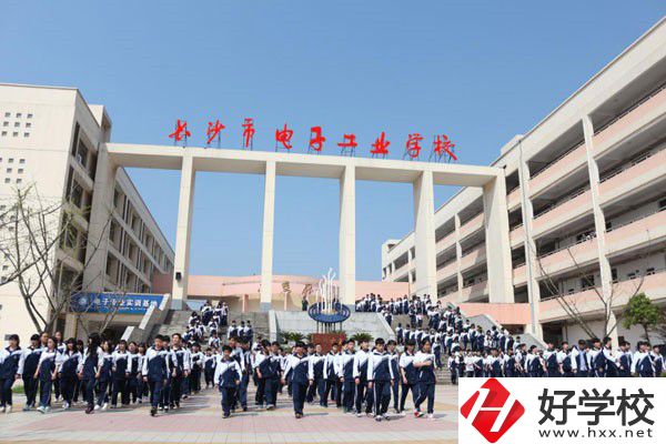 長(zhǎng)沙市電子工業(yè)學(xué)校有哪些特色專業(yè)？就業(yè)前景如何？