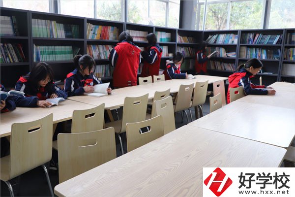 長沙融城理工職業(yè)中專學校圖書館